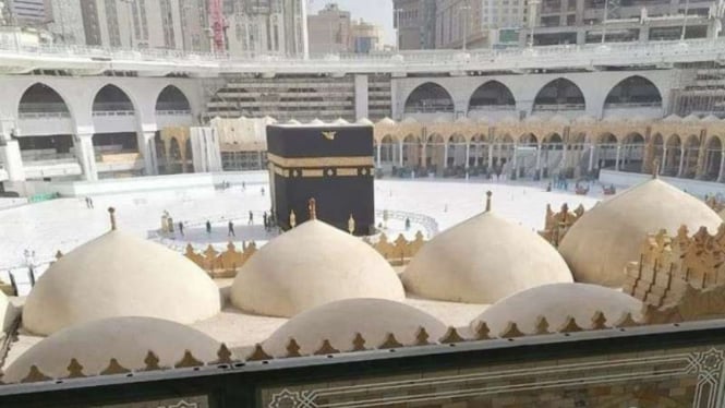 Kondisi Kabah di Masjidil Haram sepi dari jemaah setelah ibadah umrah ditutup