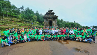 Ahmad Abdul dan 250 Mahasiswa Hijaukan Komplek Candi Gedongsongo