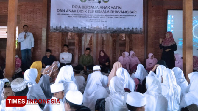 Doa bersama di Musala Baitul Makmur, Kecamatan Bungah, Sabtu (7/3/2020). (FOTO: Akmal/TIMES Indonesia)