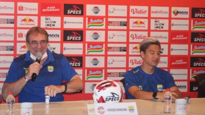 Pelatih Persib, Robert Alberts, dan pemain Persib, Kim Jeffrey Kurniawan. 