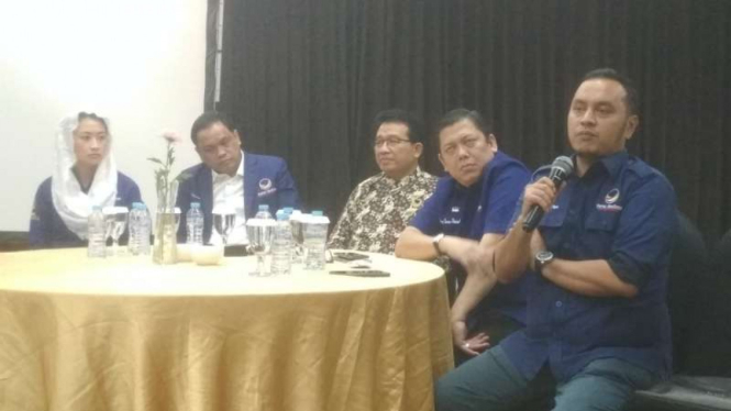 Koordinator Tim Siaga Omnibus Law Partai Nasdem, Willy Aditya (kanan), dalam workshop oleh Nasdem Jawa Timur di Hotel Mercure Surabaya, Jawa Timur, pada Sabtu, 7 Maret 2020.