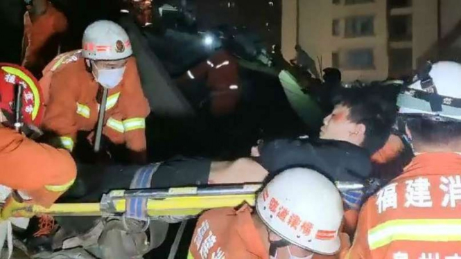 Proses evakuasi korban hotel roboh di China.