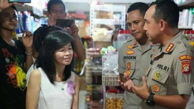 Susanna Indrayani, pemilik toko di Penjaringan, Jakarta Utara, yang videonya viral di media sosial karena melarang pembelinya memborong sembako saat ada kepanikan menyusul wabah virus corona Covid-19.