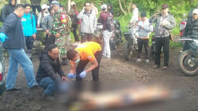 Polisi memeriksa kondisi jasad pendaki yang jatuh ke jurang Gunung Batur.