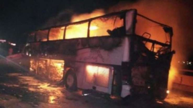 Salah satu bus yang terbakar usai ditabrak truk tangki di Suriah.