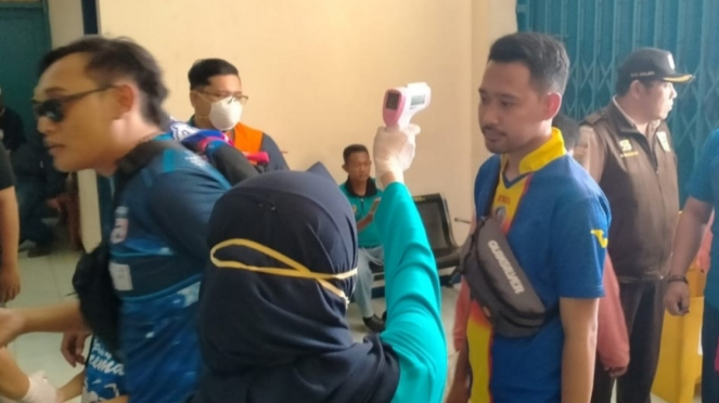 Pemeriksaan alat detektor suhu tubuh di Stadion Kanjuruhan, Malang. 