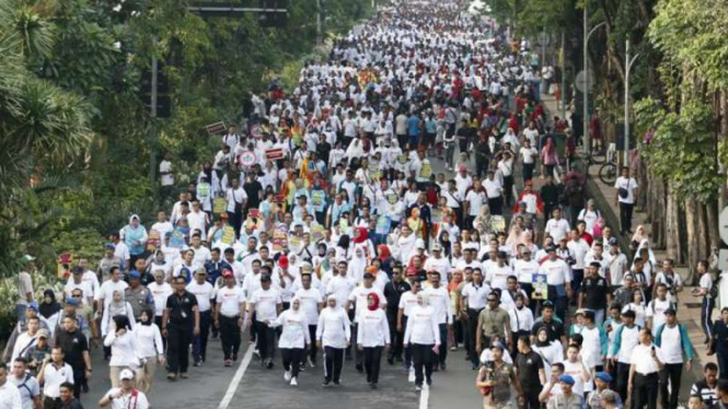 Gerakan JatimSehat ala TikTok disosialisasikan Forkopimda Jawa Timur untuk mencegah virus corona di Monumen Pori di Surabaya pada Minggu, 8 Maret 2020.