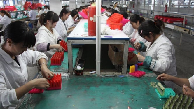 Ilustrasi etnis Uighur kerja di pabrik.