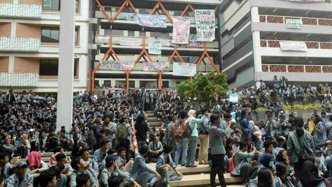 Ribuan mahasiswa Universitas Gunadarma demo