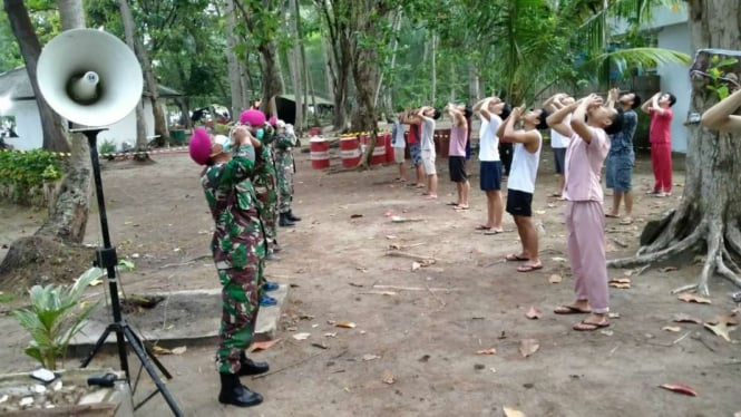 Anggota TNI Pimpin Olahraga di Pulau Sebaru