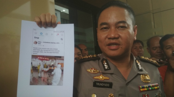 Polisi memperlihatkan salinan unggahan FN terkait hoax virus corona