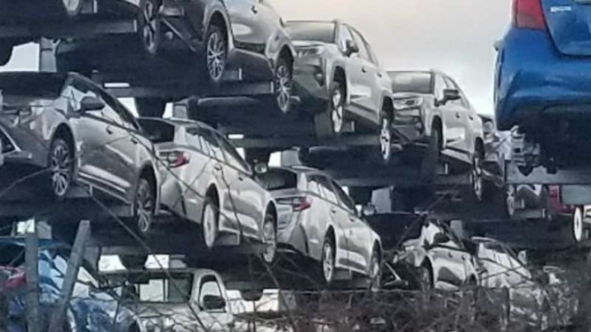 Puluhan mobil Toyota dalam kondisi baru akan dihancurkan.