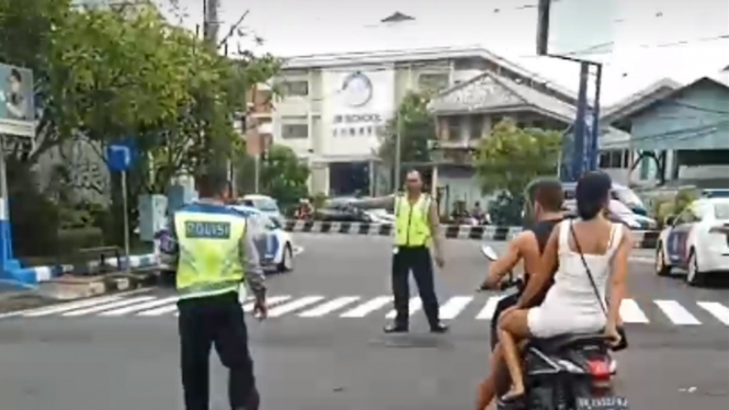 Wisatawan asing diberhentikan polisi karena tidak memakai helm