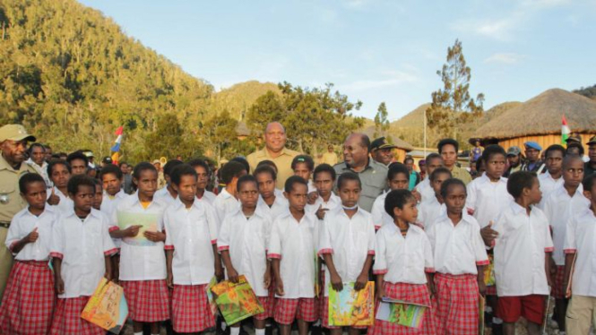 Gubernur Papua Lukas Enembe (berkacamata) menemui anak-anak di Kabupaten Lanny Jaya.