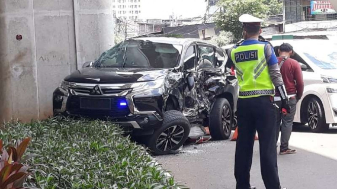 Mobil Mitsubishi yang ditumpangi oleh isteri Irjen Boy Rafli Amar kecelakaan.
