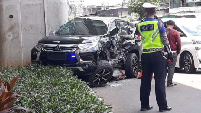 Mobil istri Irjen Pol Boy Rafli Amar yang terlibat kecelakaan.