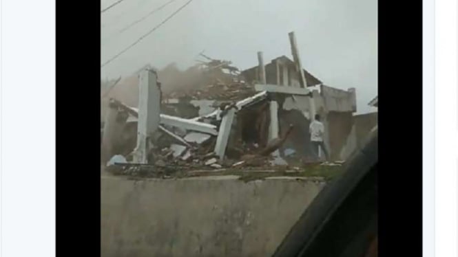 Rumah atau bangunan roboh akibat gempa di Sukabumi, Selasa, 10 Maret 2020.