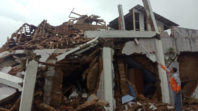 Rumah rusak karena gempa Sukabumi