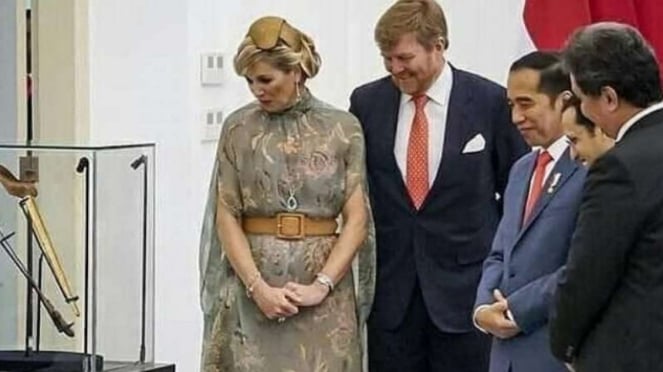 Presiden Jokowi dan Raja Belanda melihat Keris Pangeran Diponegoro.
