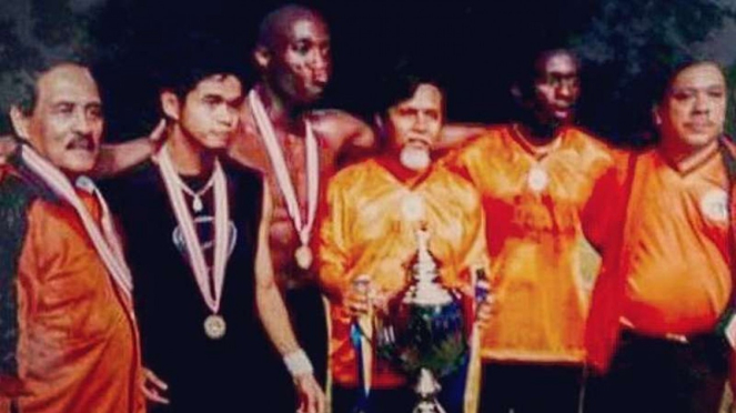 Sofyan Hadi (tengah pegang piala)