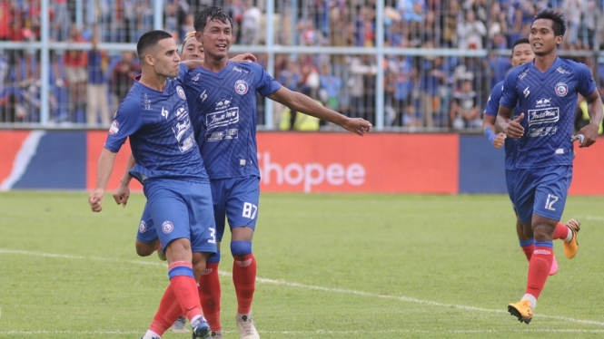 Para pemain Arema FC rayakan gol