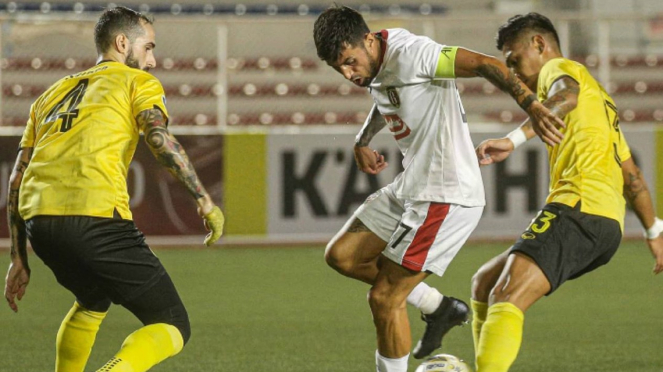 Gelandang Bali United, Stefano Lilypaly dikepung pemain Ceres Negros