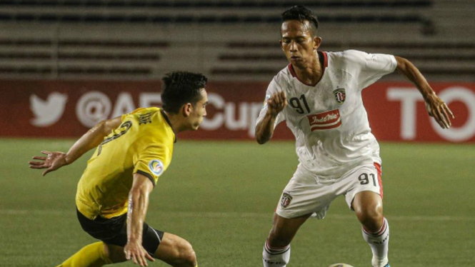 Gelandang Bali United, M Rachmat hadapi pemain Ceres Negros