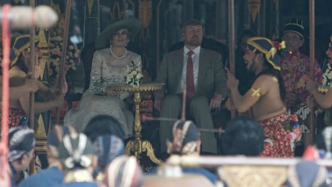 Raja Belanda Willem Alexander (kedua kiri) dan Ratu Maxima (kiri)