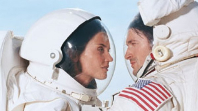 Ilustrasi hubungan seks astronot di luar angkasa.