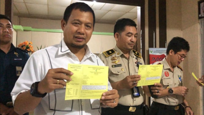 PJ Wali Kota Makassar, Iqbal Suhaeb, mempelihatkan hasil pemeriksaan penumpang 