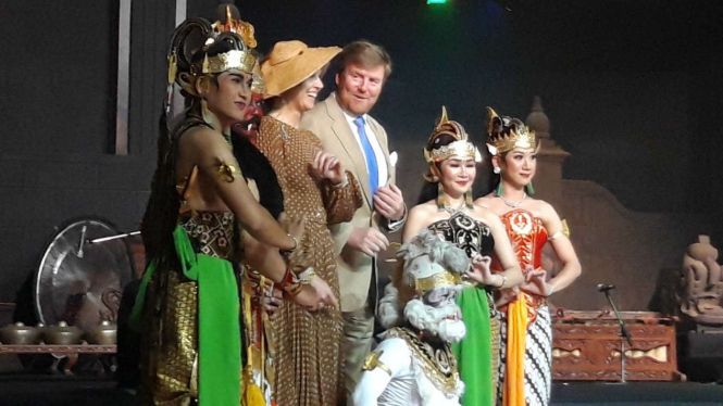 Raja dan Ratu Belanda menonton sendratari Ramayana di Candi Prambanan.