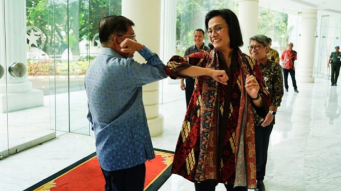 Salam corona ala Jusuf Kalla dan Sri Mulyani