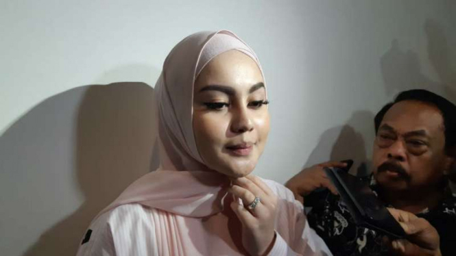 Artis Jennifer Dunn bersaksi di Pengadilan Tipikor, Jakarta