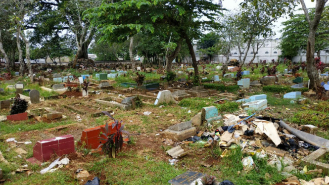 Sampah bekas acara dangdutan di pemakaman di kawasan Pancoran Mas Depok