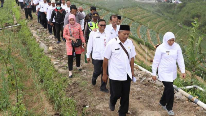 Gubernur Jawa Timur Khofifah Indar Parawansa meninjau pemanfaatan dana desa di Desa Genilangit, Poncol, Magetan.