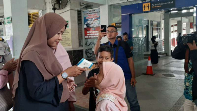 Penumpang di Pelabuhan Ulee Lheue, Banda Aceh memeriksa suhu tubuh.