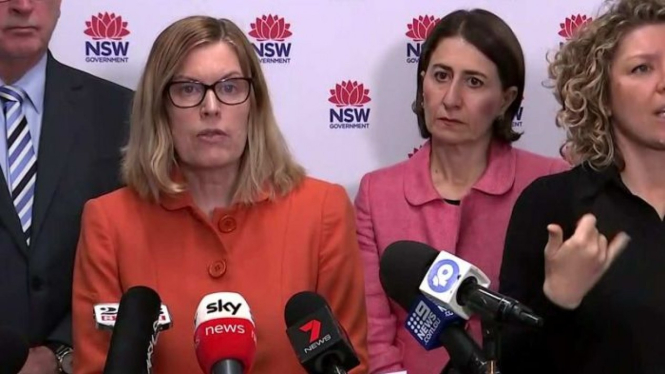 Kepala Urusan Medis New South Wales Dr Kerry Chant (dua dari kiri) memperkirakan sekitar 20 persen warga NSW bisa terkena virus coro