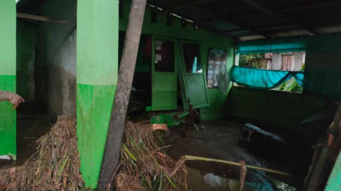 Banjir bandang menerjang Jorong Kamparcan, Nagari Batu Kambing, Kecamatan Ampek Nagari, Kabupaten Agam, Sumatera Barat, Kamis sore, 12 Maret 2020.