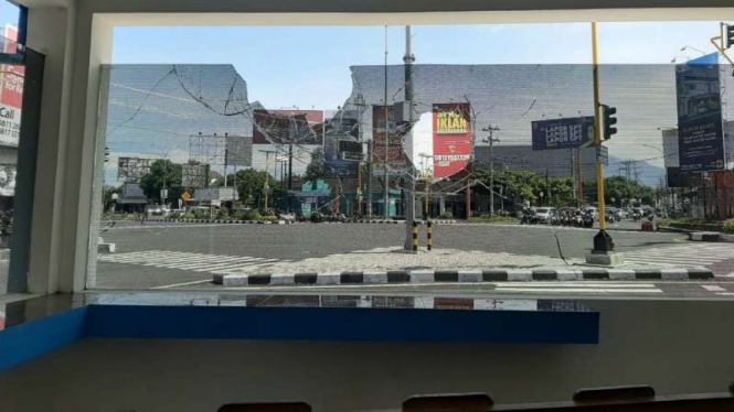 Kaca Pos Polantas Kentungan, Kabupaten Sleman, DI Yogyakarta, pecah setelah dirusak oleh seorang pria yang belakangan diketahui seorang mahasiswa Universitas Gadjah Mada Yogyakarta.