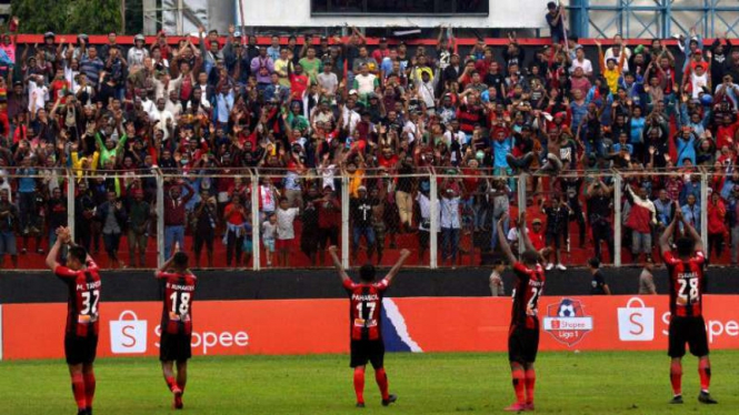 Pemain Persipura Jayapura merayakan kemenangan di hadapan suporter.