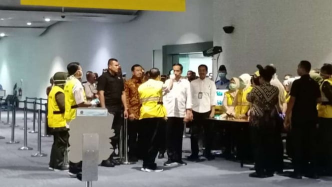 Presiden Joko Widodo mengecek Thermal Gun di Bandara Soetta.