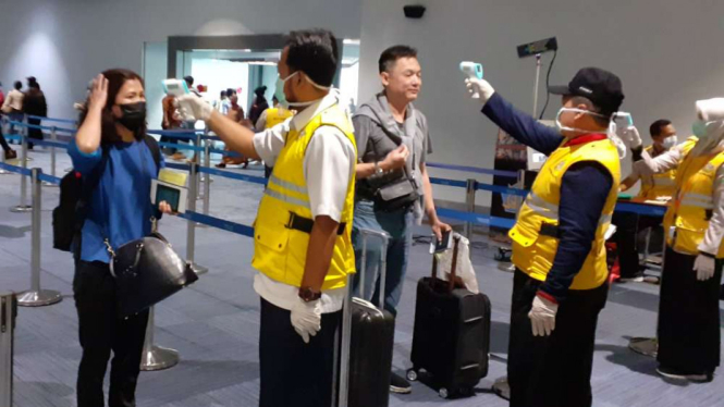 Pemeriksaan suhu tubuh penumpang di Bandara Soekarno-Hatta, Tangerang, Banten.