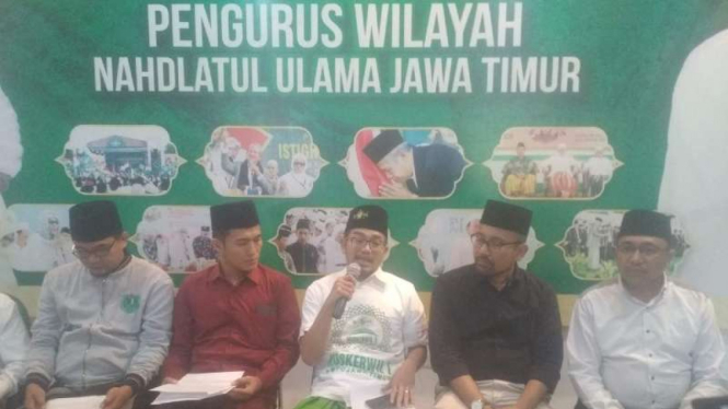 Gus Salam (tengah putih) bersama para pengurus NU Jatim di Surabaya. 