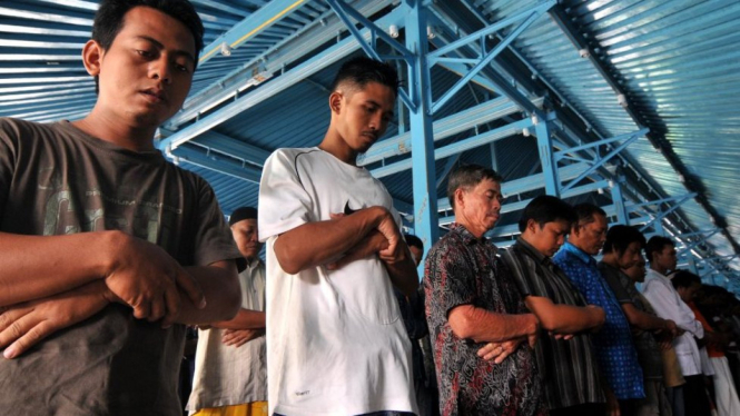 Umat Islam sedang melaksanakan salat. BBC Indonesia