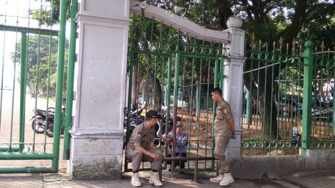 Satpol PP berjaga di Monas.