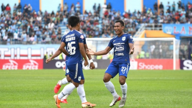 Pemain PSIS semarang berselebrasi