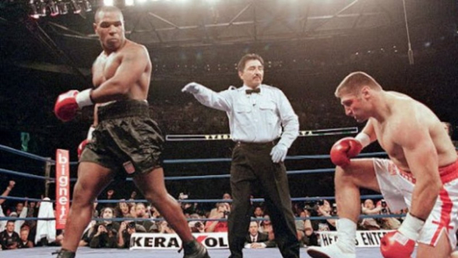 Mike Tyson saat mengalahkan Andrew Golota pada 2000 silam.