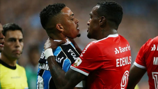 Pemain Internacional, Edenilson, cekik pemain Gremio, Luciano. 