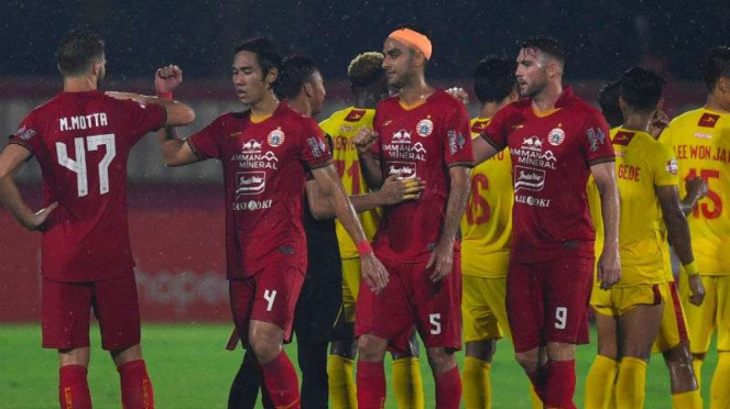 Salam siku pemain Bhayangkara FC saat melawan Persija Jakarta.