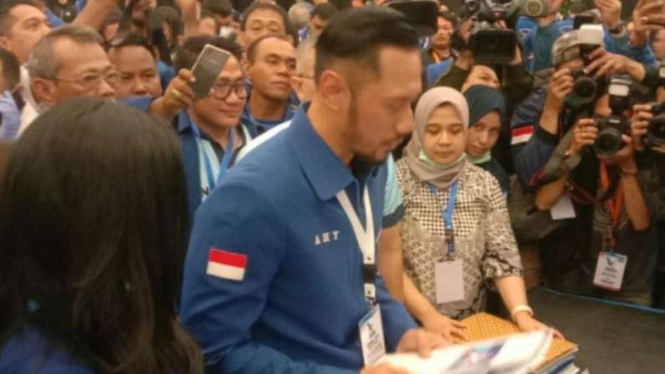 Agus Harimurti Yudhoyono alias AHY saat mendaftar calon ketua umum Partai Demokrat.